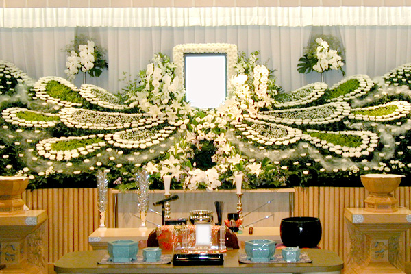 祭壇を生花で飾る花祭壇